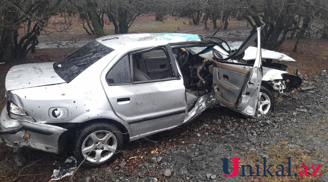 Qaxda maşın ağaca çırpıldı, iki qardaş yaralandı